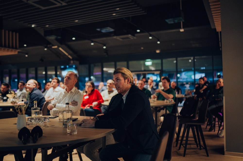 Gäste folgen der Keynote an den Stehtischen