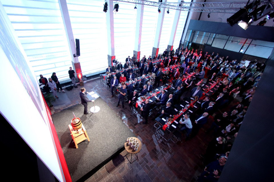 Volles Haus bei einer Keynote, von der Galerie aus gesehen